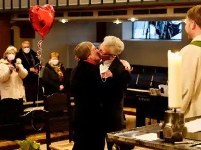Kerstin und Detmar Schlobohm wurden am 22. Februar von Pastor Nico Szameitat getraut.