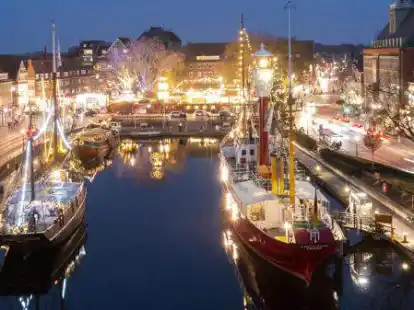 Lassen den Ratsdelft festlich leuchten: die teilweise nach vorn &bdquo;umgeparkten&ldquo; Emder Museumsschiffe.