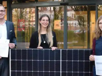 Landrat Stephan Siefken sowie Denise Sch&ouml;nenberger (stellv. Fachdienstleiterin Umwelt/Mitte) und Klimaschutzmanagerin Judith Bremer begr&uuml;&szlig;en die Erh&ouml;hung des F&ouml;rdertopfes f&uuml;r Balkonsolaranlagen.