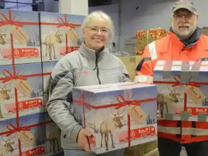 Die Johanniter &ndash; hier die Projektleiterin Christiane Willuweit und der Huder Ortsbeauftrage Andreas Feige &ndash; haben im Weser-Ems-Gebiet 718 Hilfspakete gesammelt.