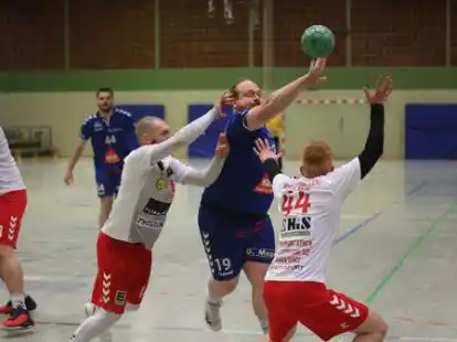 Kann sich ab sofort wieder voll auf seine Aufgaben auf dem Spielfeld konzentrieren: Jan Bergmann (Nr. 19) von der HG Jever/Schortens