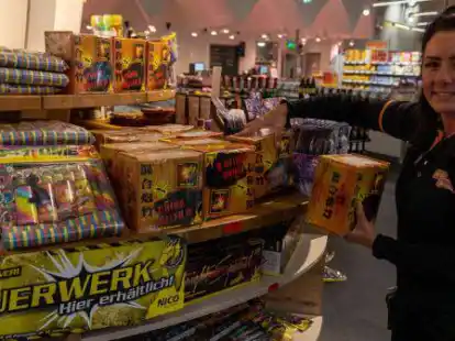 Bringt neue Feuerwerk-Ware ins Verkaufs-Regal: Aktiv&Irma-Mitarbeiterin Joanna Scholz.