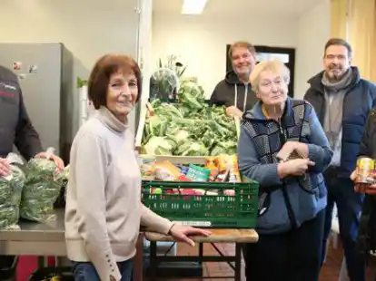 Engagieren sich ehrenamtlich f&uuml;r die Wardenburger Speisekammer (von links): Heini Otten, Doris Melius, Ralf Scheffel, Silvia Sch&uuml;tte, Ralf Dierks und Marion Sandker.