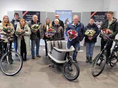 Das Foto zeigt die  Gewinner der Fahrräder sowie Vertreter der Werbegemeinschaft, der Lebenshilfe sowie der Firma Fahrrad Otten.