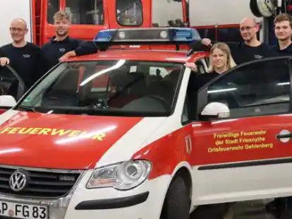 18 Mitglieder hat der Verein First Responder Gehlenberg. Hier zu sehen (von links) Loreen Vahle, Helmut Steenken, Heinz Gerdes, Karin Schniers, Herbert Steenken, Tobias Br&ouml;ker und Henning Hanenkamp mit dem Einsatzfahrzeug.