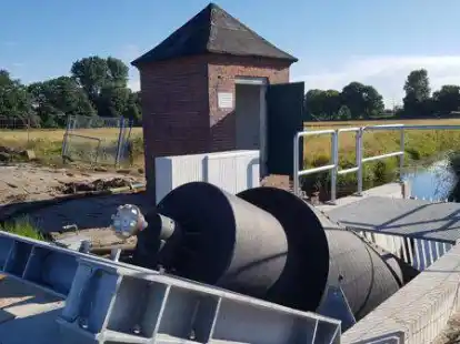 Modernisierte Entw&auml;sserung: Wie hier am Untersch&ouml;pfwerk Gro&szlig; Sande passt der Entw&auml;sserungsverband Emden die technischen Anlagen den ver&auml;nderten Gegebenheiten an.