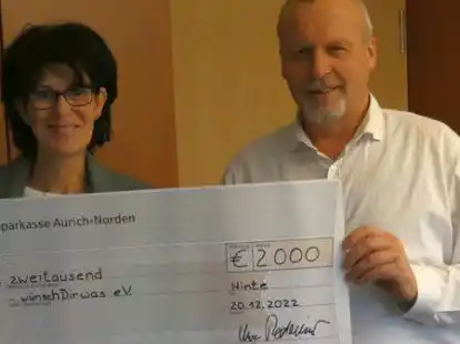 Einen Scheck &uuml;ber 2000 Euro nahm Andrea Kramer vom Verein &bdquo;w&uuml;nschdirwas&ldquo; von B&uuml;rgermeister Uwe Redenius in Empfang.