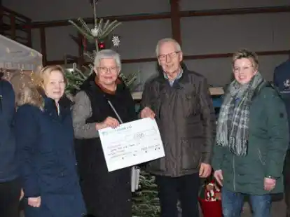 Josef Sch&uuml;tte (links) und Manfred Sch&uuml;tte (rechts) spendeten 1000 Euro. Gabi Tepe und Aloys L&uuml;bbers (Mitte) vom Verein &bdquo;Jedem Kind eine Chance&ldquo; nahmen die Spende  dankend entgegen.