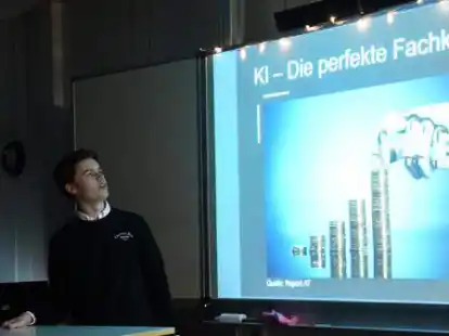 Sch&uuml;ler Nick-Luis Achtmann befasste sich in seiner Arbeit mit dem Thema &bdquo;K&uuml;nstliche Intelligenz als judikative Gewalt im Gerichtssaal &ndash; Ist eine Urteilsf&auml;higkeit auf emotionaler Ebene denkbar?&ldquo;.