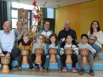 Das Architekturb&uuml;ro Rolwes-Hauth-Jacobi spendet 1000 Euro f&uuml;r das Trommelzauber-Projekt der Wallschule Wildeshausen. Hinten von links: Konrektor Florian Bosse, Schulleiterin Roswitha Remmert, Antje Carspecken vom F&ouml;rderverein. Firmen-Gesch&auml;ftsf&uuml;hrer Karl-Wilhelm Jacobi, Lehrerin Laura Schlenz von der Klasse 2c sowie die Schulkinder (von links) Kilian, Merle, Lisa, Jennifer und Rikardo.