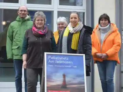 F&uuml;hlen sich in den neuen R&auml;umlichkeiten wohl: Ulrich Pauker und Heike M&uuml;ller (hintere Reihe) sowie Ulrike Pieper (von links), Meike Helmers und Jennifer Reichert