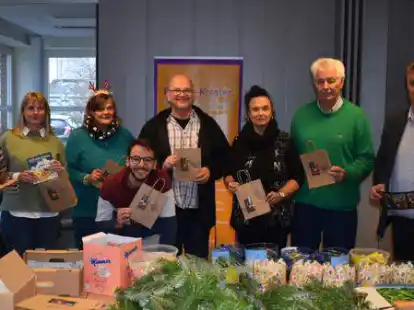 Wilhelmshavener Tafel; Weihnachtsgeschenkt&uuml;ten f&uuml;r Kinder. Oberb&uuml;rgermeister Carsten Feist, Ratsherr Uwe Reese, Ilona Reese, Bruder Franziskus Aaron, Tommaso Ippoliti, Gaby Kr&uuml;ger, Nicole De Piano und Randi Dupak packen die T&uuml;ten f&uuml;r die Kinder.