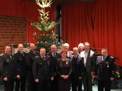 Zusammenkunft in Brake (von links): Ralf Hoyer, Torsten Schattschneider, Sebastian Oltmanns, Karsten Windhorst, Gerhard Hennicke, Susanne Ripken, Horst Segger, Bernd Kempendorf, Heiko Basshusen, Landrat Stephan Siefken und Regierungsbrandmeister Udo Schwarz