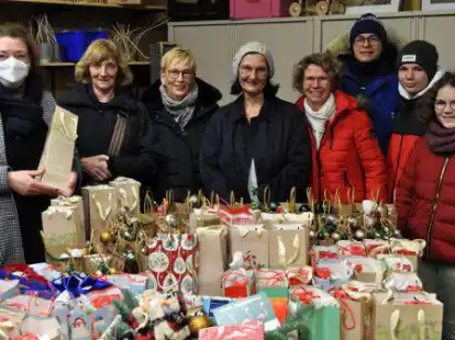 Sichtlich ger&uuml;hrt und dankbar nahm die Einrichtungsleiterin Christine R&uuml;debusch (links) vom Haus Christa die Geschenkt&uuml;ten f&uuml;r die Bewohner von (von links) Sabine Zinn, Hiltrud Meiners, Ulrike Fuchs, Nina Orwarth, Torben Schramm, Malte und Mayra Orwarth entgegen.