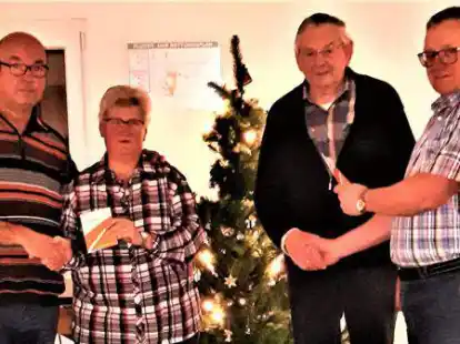 Der 1. Vorsitzende, Andreas Thiele (links) und der 2. Vorsitzende Heiko Bolles (rechts) nahmen die Proklamation des neuen Kaiserpaares G&uuml;nther M&uuml;ller und Regina Bolles (Bild Mitte) und die Siegerehrung f&uuml;r das Weihnachtspreisschie&szlig;en vor.