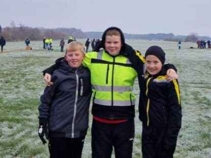 F&uuml;hren die Gesamtwertung in der m&auml;nnlichen Jugend C/D an: (von links) Matthis Ro&szlig;kamp, Elias Jan&szlig;en und Mika Malcherek