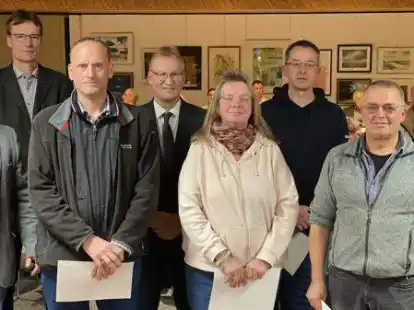 Beim Wechsel der Bezirksvorsteher war alles noch harmonisch: Das Bild zeigt (von links) stellvertretenden Ratsvorsitzenden Stefan Lustig, Ratsvorsitzenden Johannes gro&szlig;e Beilage, Bezirksvorsteher Frank Otte, B&uuml;rgermeister Guido Heinisch und die Bezirksvorsteher Gabi Wahlers, Andreas Steinbach (ausgeschieden), Holger Witte und Dieter M&uuml;nning (ausgeschieden).