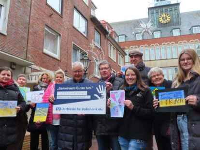 <p>                &Uuml;bergabe in der Br&uuml;ckstra&szlig;e: Hans-J&uuml;rgen Wehmh&ouml;rner vom F&ouml;rderverein des Kommunalen Pr&auml;ventionsrates (5.v.l.), nahm den symbolischen Scheck entgegen, umrahmt von einer Abordnung aus den L&auml;den. Bild: Gaby Wolf             </p>