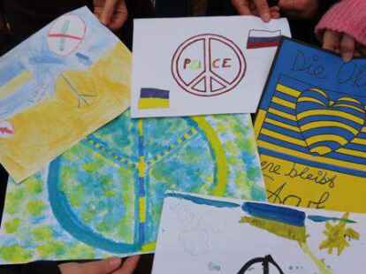Viele Kinder haben sich beteiligt &ndash; jetzt aber ist die Aktion &bdquo;Kinder malen f&uuml;r die Ukraine und den Frieden&ldquo; in der Br&uuml;ckstra&szlig;e beendet. Mit der &Uuml;bergabe des Spenden-Erl&ouml;ses zugunsten ukrainischer Kinder fand das Solidarprojekt in dieser Woche seinen Abschluss.