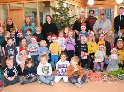 Die Kinder aus der Kita Schatzinsel in Hoykenkamp bekamen Geschenke vom F&ouml;rderverein.