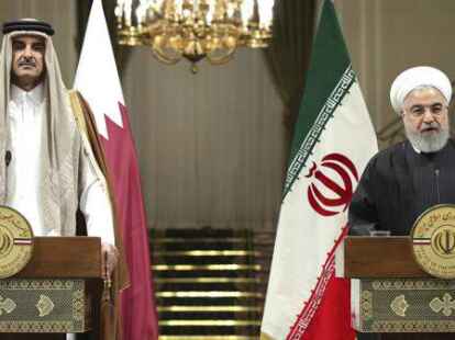 Scheich Tamim bin Hamad Al Thani (links), Emir von Katar, und Hassan Ruhani, Pr&auml;sident des Iran, bei einem Treffen in Teheran