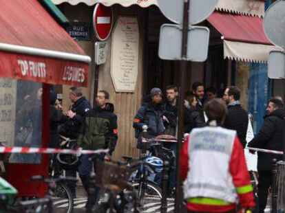 Die französische Polizei sichert die Straße, nachdem in der Rue d'Enghien im 10. Arrondissement mehrere Schüsse abgefeuert wurden.