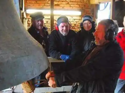 Johannes Peters an der Nordglocke ist eineer der &auml;ltesten Beiersleute in Schortens: Auch heute an Heiligabend wird der Brauch von den f&uuml;nf &bdquo;Gl&ouml;cnern von Schortens&ldquo; gepflegt und die Weihnachtszeit oben im Glockenturm von Hand eingel&auml;utet.