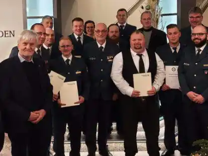 Zahlreiche THW-Mitglieder wurden jetzt bei einer Jahresabschlussfeier von Michael Haferkamp (hinten, 2. von rechts) und Manuel Almanzor (4. von links) ausgezeichnet.