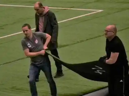 Erledigt: Bereits kurz vor Weihnachten wurden die Kunstrasenbahnen verlegt. So konnte sich das Gr&uuml;n setzen, bevor es verklebt wurde.