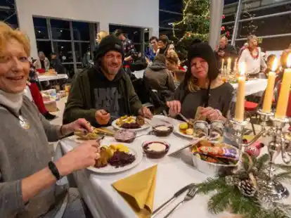 Am sch&ouml;n gedeckten Tisch im Kerzenschein: Nicole M&uuml;ller, Chris B&ouml;hme und Janine Kemper (von links)  lassen sich Rouladen, Kl&ouml;&szlig;e, Rotkohl  und Dessert schmecken.