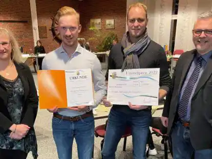 Die Gemeinde Sande hat den Umweltpreis 2022 verliehen (von links): Ratsvorsitzende Manuela Mohr, Frederick Kusch und Thomas Husmann von den Rehkitz-Rettern sowie B&uuml;rgermeister und Jury-Mitglied Stephan Eiklenborg.
