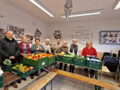 &Uuml;bergabe der Spenden bei der Braker Tafel