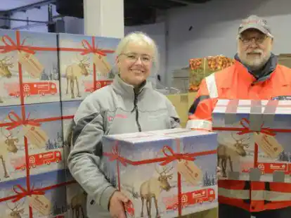 64 Pakete aus Hude nach Oldenburg gebracht: Andreas Feige (Ortsbeauftragter Johanniter Hude) hat Christiane Willuweit (Projektleiterin Weihnachtstrucker Weser-Ems) die Hilfsg&uuml;ter &uuml;bergeben.