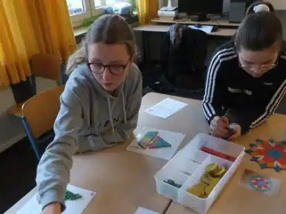 R&auml;umliche Wahrnehmung verbessern: Amelie M&uuml;ller (links) und Jette von Deetzen  (rechts) legen Formen.
