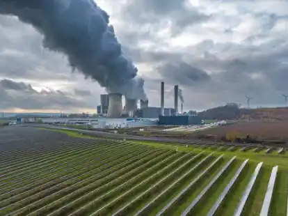 Fossile und erneuerbare Energien nebeneinander: der Solarpark Inden am Braunkohle Kraftwerk Weisweiler der RWE Power AG in Eschweiler-Weisweiler.