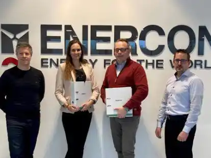 Von links nach rechts: Enercon Regional Head CNE Benjamin Seifert, Enercon Vertriebsmanagerin Lena Trebesch, Windpark Ihlow Gesch&auml;ftsf&uuml;hrer Kai J&uuml;rgens und Enercon General Project Manager Tim-Oliver Pfl&uuml;ger bei der Vertragsunterzeichnung.