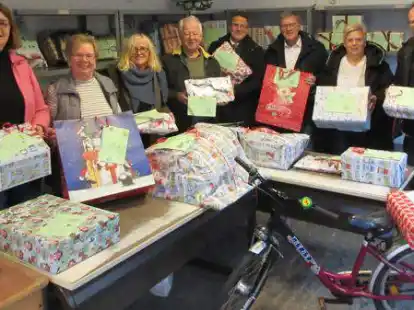 Machten mit den Spendern viele Kinder gl&uuml;cklich: Silke Hamer, Anni Meenken, Wera Westermann, Ernst Kuntner (alle Auricher Tafel), Carsten Sehring (Deutsche Bank),B&uuml;rgermeister Horst Feddermann, Marita Wiese (Rudnick Mode und Wohnen) und Jens Paschant (Baustoff Union).