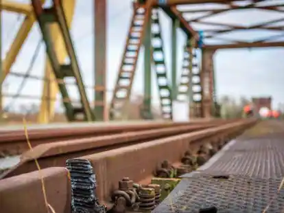 Die Gleise &uuml;ber die Friesenbr&uuml;cke wurden vor dem Abbau eines Br&uuml;ckenteils abgetrennt. Die Kostensteigerungen bei dem Neubau der Friesenbr&uuml;cke auf mehr als 200 Millionen Euro treffen zum Teil auch das Land Niedersachsen.