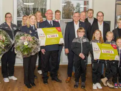 Landrat Olaf Meinen wohnte der Ehrung f&uuml;r besondere Jugendprojekte im Kreis Aurich bei.