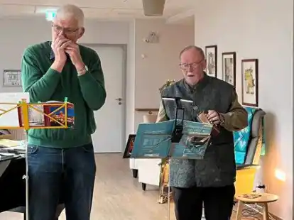 Eine von vielen Darbietungen: Wolfgang Arzberger (links) und J&uuml;rgen Friedrich spielten auf Mundharmonika und Concertina Weihnachtliches mit maritimem Touch.