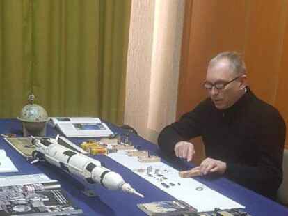 Beim Studium der Apollo-Missionen: Stephan-Gerhard Koziolek. Vor ihm liegen wenige Millimeter große Transistoren.
