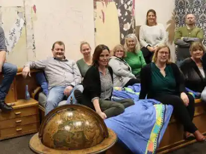 Die Theatergruppe der DJK B&ouml;sel (von links): Peter Wendeln, Stefan Kenter, Linda S&uuml;dkamp, Sabrina Kleefeld, Souffleuse Monika Preuth, Regisseurin Anita Hempen, Souffleuse Elke H&uuml;lskamp, Sarah Raker, Michael Brinkmann, Beate H&ouml;ffmann und Matthias Preuth.