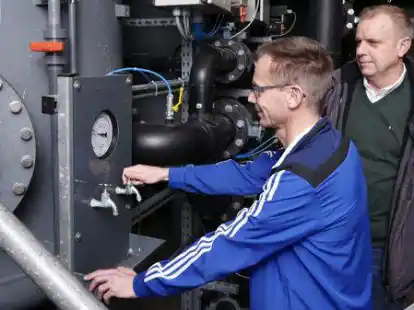 Begutachten die Filteranlagen im Keller des Hallenbades: Schwimmmeister Holger Stein (links) und Jens B&uuml;sselmann von der Gemeinde Edewecht.