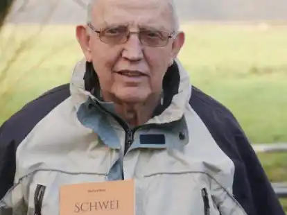 Gerhard Roos mit seiner Schwei-Chronik nach Pastor Diedrich Konrad Muhle