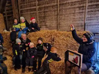 Weihnachten im Stall: Hinter dem 19. T&uuml;rchen wartete die Geschichte des kleinen Weihnachtsmanns, die Nadine T&ouml;njes (Bild) Kindern im Kuhstall vorgelesen hat.