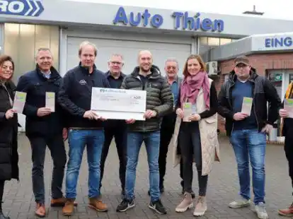 F&uuml;r das Hilfsprojekt &bdquo;Freechild Uganda&ldquo; nahm  Vorsitzender Jan-Ole Meyer (5. von links)  den Scheck von Stefan Thien (3. von links) entgegen.