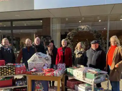 Die liebevoll verpackten Pakete wurden &uuml;berreicht gemeinsam mit (von links) Helmut Roskam (St. Vincenzhaus), Thomas Grimme (Haushaltswaren Bley), Hubert Kulgemeyer (CM), Irena Lange (St. Vincenzhaus), Andrea Berdel (Haushaltswaren Bley), Christiane Terwelp (Buchhandlung Terwelp), Frank Belling (GZM Belling) sowie Ines Luthmann (SkF).