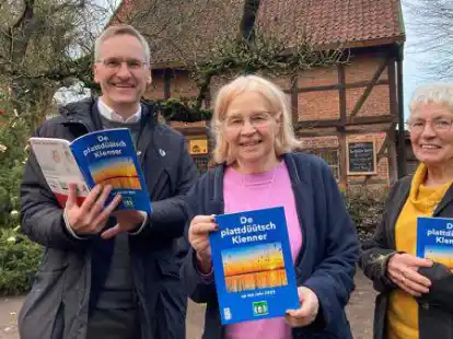 Stellten den neuen &bdquo;De plattd&uuml;&uuml;tsch Klenner &ndash; up dat Jahr 2023&ldquo; im Spieker in Bad Zwischenahn vor (von links): Verleger Florian Isensee sowie Rita Kropp und Karin Linden von den Klennermakers.