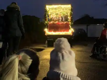 &bdquo;Gott kommt nach Hause&ldquo;: Von einem Pritschenwagen aus bieten Reinhild und Bert Gedenk Freiluft-Weihnachtsgottesdienste an.