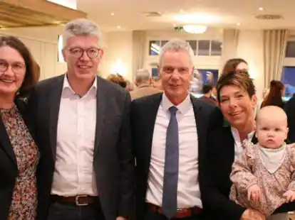 Der scheidende Erste Gemeinderat und sein Nachfolger: (von links) Elke und Horst Looschen sowie Klaus und Britta Bigalke mit Enkelin Tilda.